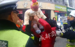 Bị cảnh sát phạt, người đàn ông mang cháu gái 6 tháng tuổi ra làm ‘bia đỡ đạn’