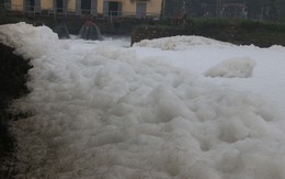 Dòng sông "tuyết" ở Hà Nam: Bọt trắng bay cả vào nhà