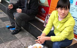 Hà Nội: Bắt giữ nam thanh niên đánh giày cấu kết người phụ nữ "chặt chém" khách nước ngoài 4 chiếc bánh rán 80.000VND trên phố Cổ