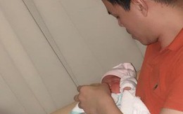 Hình ảnh đại gia mía đường - chồng Sang Lê cho con bú khiến người hâm mộ thích thú