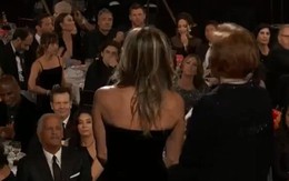 Khoảnh khắc thú vị: Angelina phản ứng khi vợ cũ Brad Pitt xuất hiện, sao "50 Sắc Thái" tò mò liếc sang theo dõi