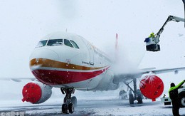 24h qua ảnh: Máy bay đóng băng trên sân bay Trung Quốc