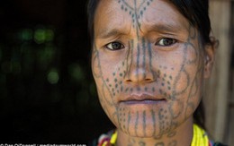 Kỳ lạ bộ tộc phụ nữ xăm hình lên mặt để… xấu bớt đi và không bị bắt cóc