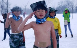 Khóa huấn luyện khắc nghiệt: Cho trẻ em cởi trần, dội nước lạnh lên người giữa trời tuyết