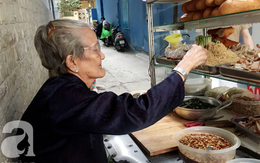 Xe bánh mì ngon nức tiếng Sài Gòn của bà Tư Trầu: 60 năm tuổi đời vẫn làm mê lòng những thực khách sành ăn