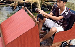 Nam sinh lớp 9 chế tạo ô tô điện từ gỗ và phế liệu để chở các em nhỏ đi học