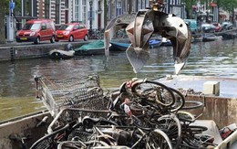Vớt được 15.000 xe đạp/năm dưới kênh rạch ở Amsterdam, vì sao lại có con số kinh khủng vậy?
