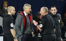 Wenger gọi trọng tài Mike Dean là “kẻ hổ thẹn”