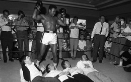 Trên đường trở thành huyền thoại, Muhammad Ali từng nện The Beatles "tơi tả"