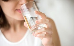 Uống nước sai cách, coi chừng ngộ độc!