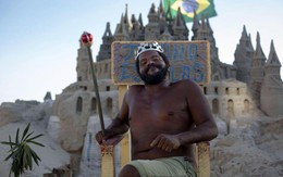 Video: Người đàn ông sống trong lâu đài cát 22 năm