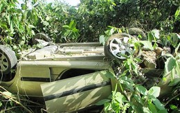Nghệ An: Xe ô tô con lao xuống vực, 5 người may mắn thoát chết