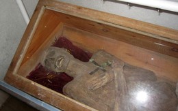 Bí ẩn xác người đàn ông bị chôn gần 300 năm vẫn nguyên vẹn