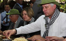 Chủ tịch Cuba thưởng thức khoai mì tại địa đạo Củ Chi