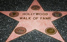 Làm sao để được vinh danh trên Đại lộ Danh vọng Hollywood? Không phải cứ nổi tiếng là được "in sao" đâu nhé!