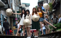 CNN viết về trào lưu chụp ảnh selfie trên 'phố đường tàu' Hà Nội