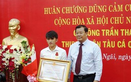 Ngư dân Trần Thanh Ron nhận Huân chương dũng cảm