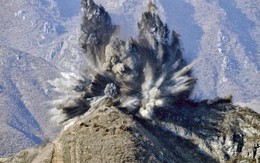 Cận cảnh Triều Tiên dùng thuốc nổ 'thổi bay' 10 trạm gác ở DMZ
