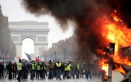 Cảnh sát dùng hơi cay, vòi rồng đối phó 8.000 người biểu tình, Paris trở thành ‘chiến địa’