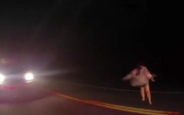 [Video] Trốn chạy cảnh sát, người phụ nữ ném trẻ sơ sinh xuống đất