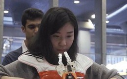 Bảo bối khi đi ăn buffet: Cánh tay robot tự biết bốc thức ăn cho vào miệng