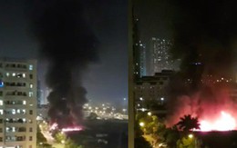 Hà Nội: Cháy lớn tại xưởng nội thất ô tô lúc nửa đêm, hàng trăm cảnh sát căng mình dập lửa