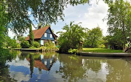 Những ngôi nhà ven sông xinh xắn, đẹp đến nao lòng ở làng quê nước Đức