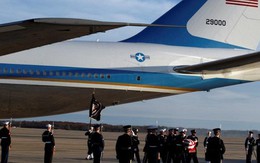 Ảnh: Di hài cố Tổng thống George H.W. Bush được đưa về Washington bằng Không lực Một