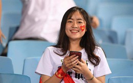 Loạt fan girl xinh xắn "chiếm sóng" tại Mỹ Đình trước trận bán kết Việt Nam - Philippines