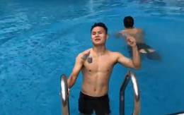 Khoe mình sắp trổ tài bơi bướm 50m nhưng hành động của Quang Hải lại khiến người xem ngã ngửa