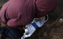 Bố "luồn" con 8 tháng tuổi qua lỗ đào vội dưới tường biên giới để sang nước Mỹ
