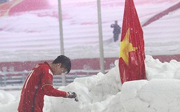 Hình ảnh Duy Mạnh cúi đầu trước quốc kỳ trên núi tuyết bất ngờ được dân mạng chia sẻ lại kèm lời chúc ý nghĩa