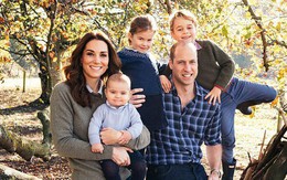 Thiệp mừng Giáng sinh nhà William - Kate gây sốt dư luận, em út Louis lớn bổng, anh cả George lần đầu mặc quần jeans