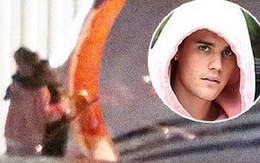 Đang bước lên phi cơ riêng, Justin Bieber bỗng xúc động không rõ lý do, khiến Hailey phải ôm động viên