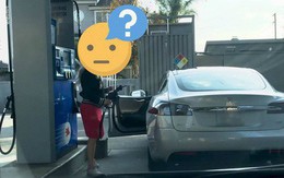 Chết cười với chị gái tóc vàng hoe đỏ mắt tìm cách... đổ xăng cho xe Tesla Model S