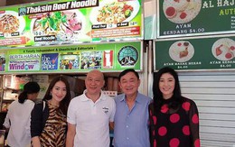 Rộ ảnh anh em bà Yingluck ăn mì Thaksin ở Singapore