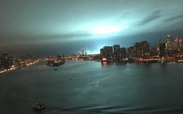Bầu trời New York sáng lòa màu xanh kỳ lạ sau một vụ nổ