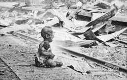 Bức ảnh đứa bé ngồi khóc trên đống đổ nát và câu chuyện đau lòng phía sau khiến cả thế giới phải ám ảnh