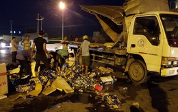 Người dân giúp tài xế xe tải thu dọn bia rơi trên đường phố Sài Gòn