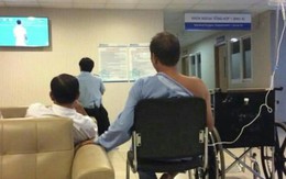 Bệnh nhân ngồi truyền nước xem bóng đá và hành động bất ngờ sau thất bại của ĐT Việt Nam