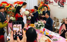 Đại gia Như Loan - mẹ ruột Cường Đô La xuất hiện trong lễ ăn hỏi, trao quà cho con dâu