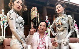 Hình ảnh Quang Tèo ngồi giữa 2 người mẫu body painting gây tranh cãi