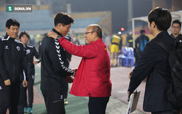 HLV Park Hang-seo xúc động, tay bắt mặt mừng với đồng hương