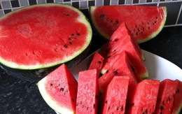 Đĩa dưa hấu đẹp mắt mẹ chồng để phần, chẳng ai ngờ lại ẩn chứa một bí mật khiến nàng dâu cay đắng