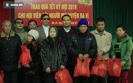 Trao tặng quà Tết tận tay người mù nghèo 3 huyện ngoại thành Hà Nội