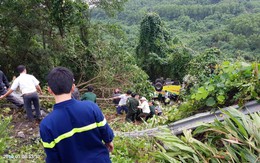 Xe khách chở hàng chục sinh viên và giáo viên lao xuống vực ở đèo Hải Vân, một nạn nhân đứt lìa cánh tay