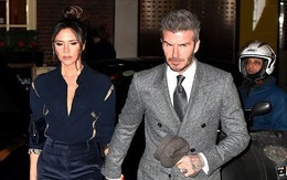 Vợ chồng Beckham nắm chặt tay để chứng minh vẫn hạnh phúc nhưng biểu cảm của Vic lại gây phản tác dụng