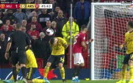 Tân đội trưởng Arsenal bị fan gọi là đồ hèn vì cúi đầu né bóng dẫn đến bàn thua