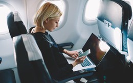Vì sao máy bay luôn 'ghét' khách dùng điện thoại, laptop nhưng vẫn cấp Wi-Fi thoải mái?