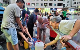 Dân chung cư chen lấn mua nước sạch sau khuyến cáo không dùng nước sông Đà để nấu ăn, uống